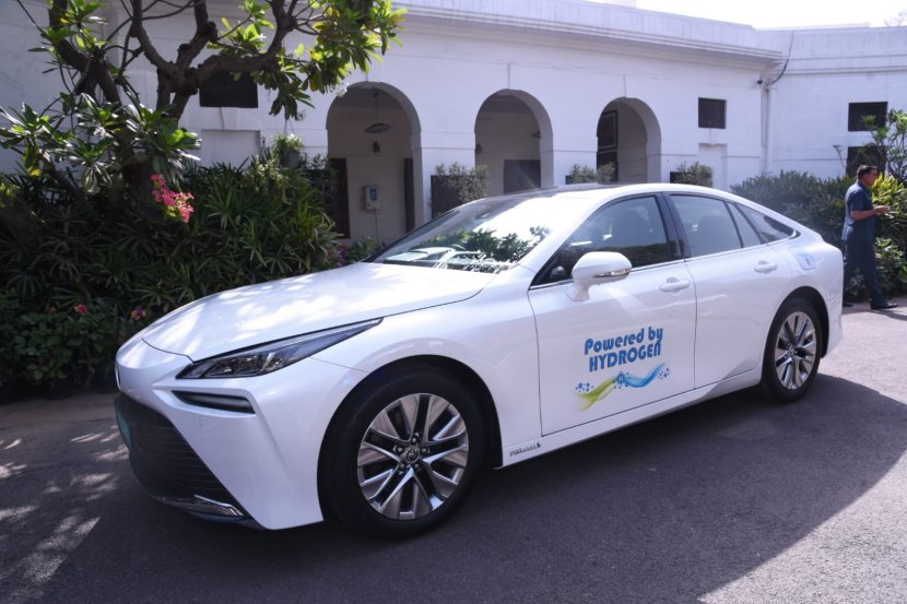 Nitin Gadkari reaches Parliament with hydrogen car it will cost 3 times less than petrol Avrage of Toyota Mirai
