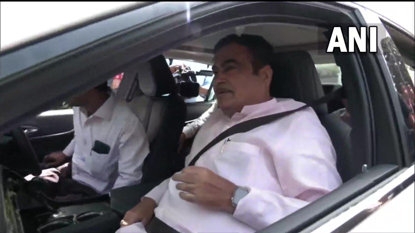 Nitin Gadkari reaches Parliament with hydrogen car it will cost 3 times less than petrol Avrage of Toyota Mirai