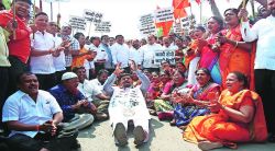 राज्यपालांच्या विरोधात शिवसेनेचे आंदोलन