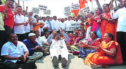 छत्रपती शिवाजी महाराज यांच्याविषयी राज्यपालांनी केलेल्या विधानाच्या निषेधार्थ शालिमार येथील पक्ष कार्यालयासमोर शिवसेनेच्या वतीने आंदोलन करण्यात आले. छत्रपती शिवाजी महाराज यांच्याविषयी राज्यपालांनी केलेल्या विधानाच्या निषेधार्थ शालिमार येथील पक्ष कार्यालयासमोर शिवसेनेच्या वतीने आंदोलन करण्यात आले.