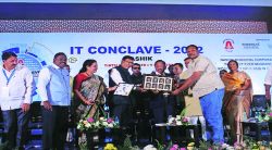 आयटी परिषदेचे राजकीय आखाडय़ात रूपांतर