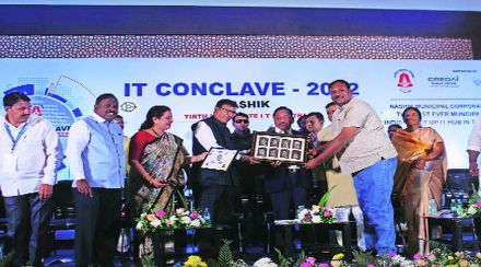 नाशिक येथे आयोजित आयटी परिषदेप्रसंगी केंद्रीय मंत्री नारायण राणे यांच्या स्वागताप्रसंगी भेट देताना महापौर सतीश कुलकर्णी आणि स्थायी समिती सभापती गणेश गिते नाशिक येथे आयोजित आयटी परिषदेप्रसंगी केंद्रीय मंत्री नारायण राणे यांच्या स्वागताप्रसंगी भेट देताना महापौर सतीश कुलकर्णी आणि स्थायी समिती सभापती गणेश गिते