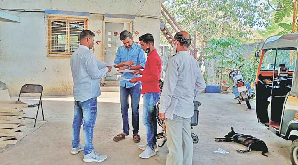 थकीत घरपट्टी भरण्याचे आवाहन करताना पथक