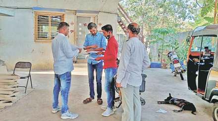 थकीत घरपट्टी भरण्याचे आवाहन करताना पथक