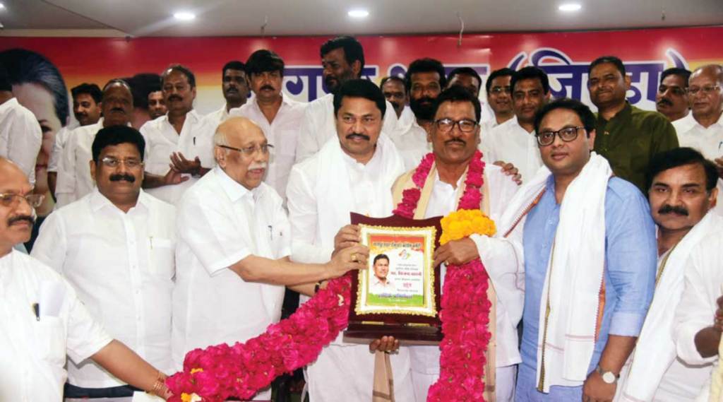 विजय बारसे यांचा सत्कार करताना प्रदेशाध्यक्ष नाना पटोले. शेजारी विलास मुत्तेमवार