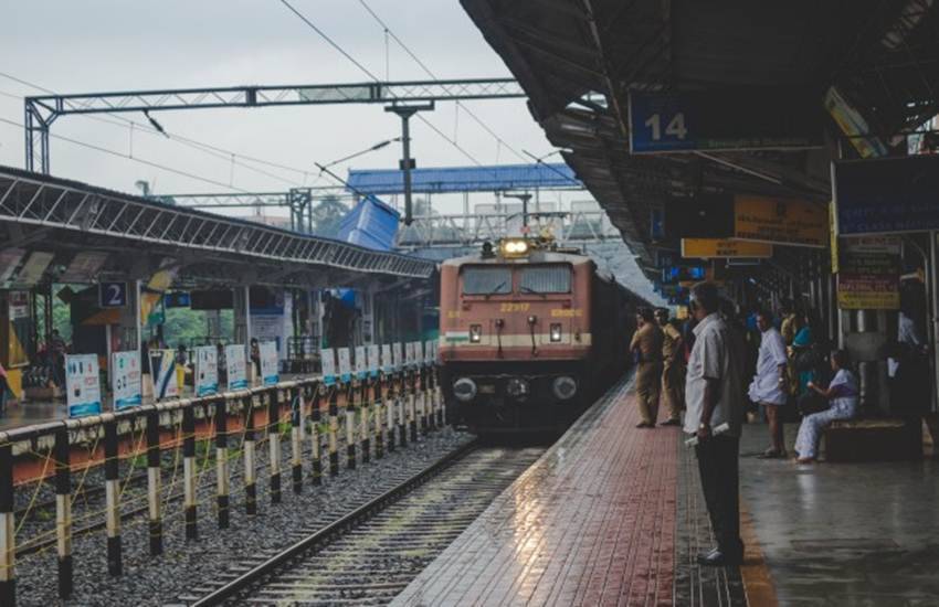 ऑटोमॅटिक तिकीट व्हेंडिंग मशिनसाठी (ATVM) ही सुविधा देशभरातील सर्व रेल्वे स्थानकांवर उपलब्ध असेल. (photo credit: jansatta)