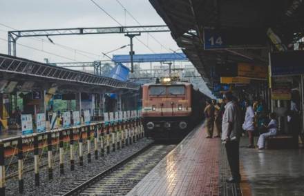 ऑटोमॅटिक तिकीट व्हेंडिंग मशिनसाठी (ATVM) ही सुविधा देशभरातील सर्व रेल्वे स्थानकांवर उपलब्ध असेल. (photo credit: jansatta)