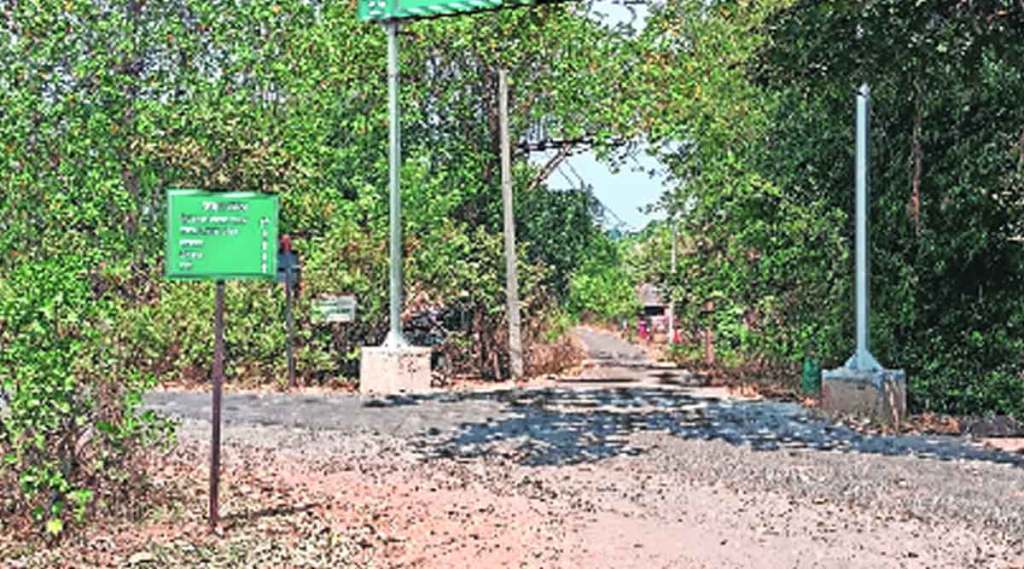 पर्यटन विकास निधीमधून हिरड पाडा येथे नामफलकाची कमान उभारण्यात आली आहे. असे असतानाही याच कामासाठी नव्याने २० लाख रुपयांचा निधी मंजूर करण्यात आला आहे.