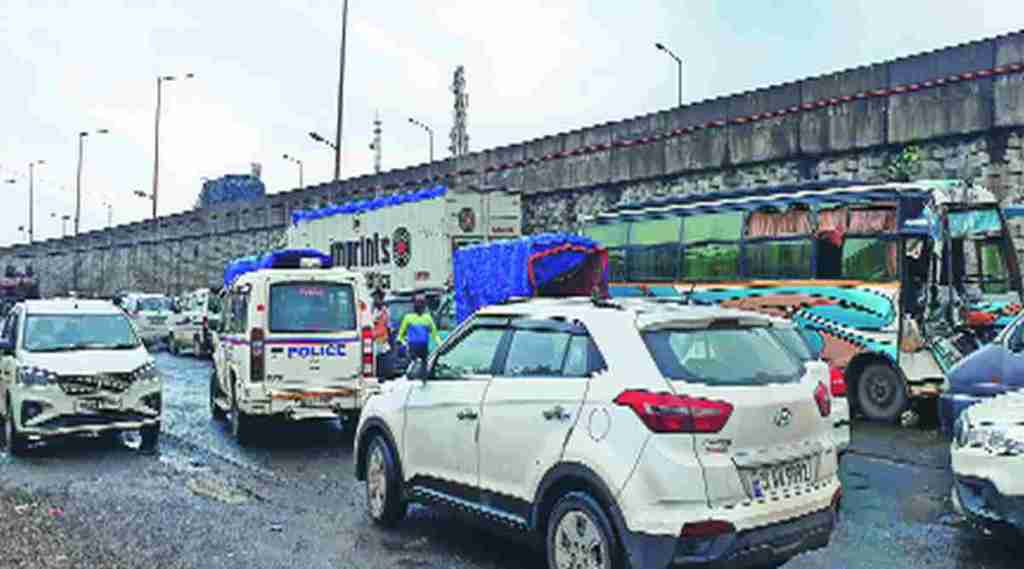 चारोटी उड्डाणपुलाखाली वाहतूककोंडी