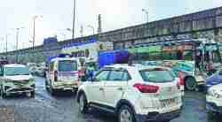 चारोटी उड्डाणपुलाखाली वाहतूककोंडी