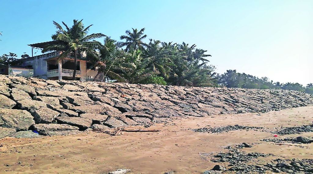 चिखले, गुंगवाडा येथे धूपप्रतिबंधक बंधारे