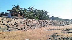 चिखले, गुंगवाडा येथे धूपप्रतिबंधक बंधारे