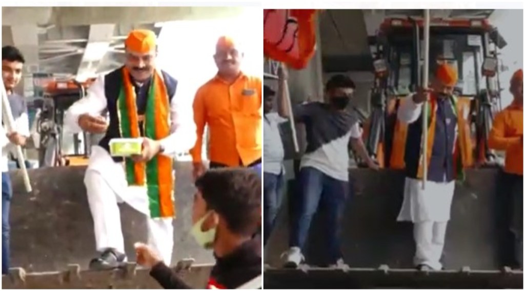 Elections 2022: भाजपा कार्यकर्त्यांचा जल्लोष; पुण्यात बुलडोजरवरून वाटली साखर आणि पेढे