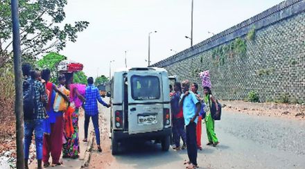 पोटाच्या खळगीसाठी पुन्हा स्थलांतर; होळी सणासाठी आलेले मजूर रोजगाराच्या शोधात जिल्हा, राज्यशेजारील भागांत रवाना पोटाच्या खळगीसाठी पुन्हा स्थलांतर; होळी सणासाठी आलेले मजूर रोजगाराच्या शोधात जिल्हा, राज्यशेजारील भागांत रवाना