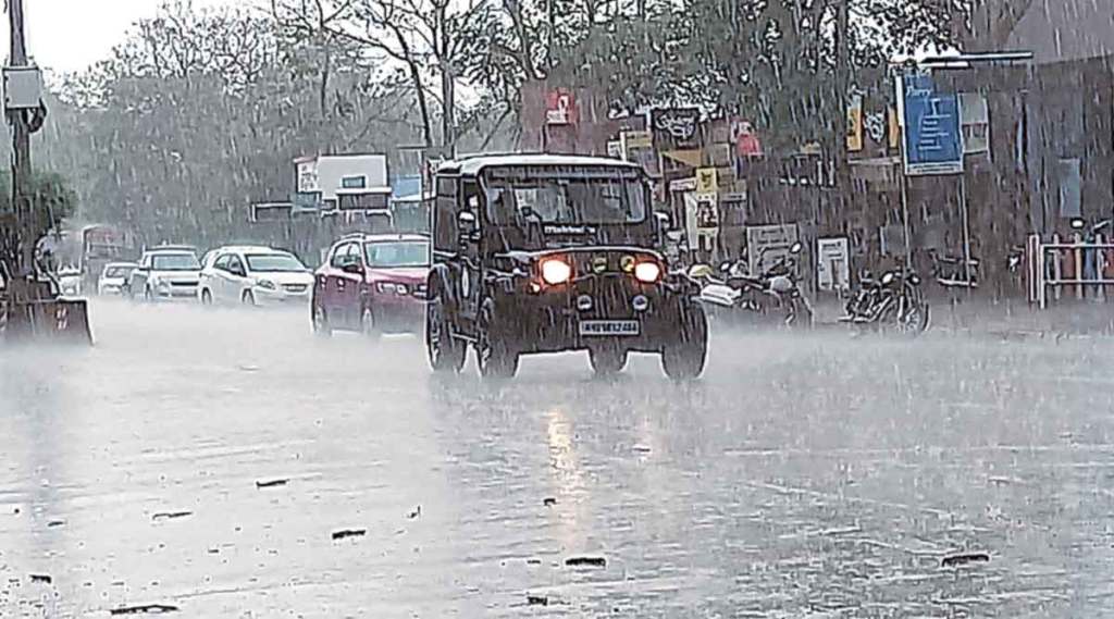 कोल्हापुरातील शाहू टोल नाका परिसरात पावसाच्या पाण्यातून वाहने मार्ग काढत होती.