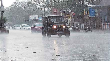 कोल्हापुरातील शाहू टोल नाका परिसरात पावसाच्या पाण्यातून वाहने मार्ग काढत होती.