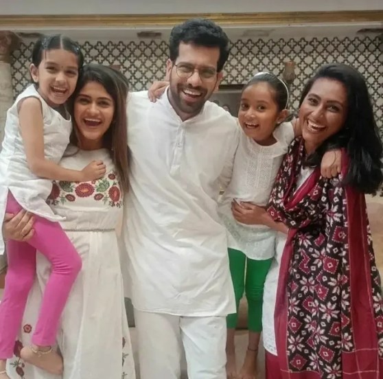 तसेच तिकडे आएशा ही विविध कट कारस्थान रचत दीपा आणि कार्तिकला वेगळ करण्याचे प्लॅन करताना पाहायला मिळत आहे.