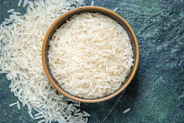 पांढरा तांदूळ पांढरा आणि चमकदार बनवण्यासाठी पॉलिशिंग केली जाते, ज्यामुळे आवश्यक जीवनसत्त्वे आणि पोषक तत्वे निघून जातात. भात खायचा असेल तर ब्राऊन राइस निवडा. तपकिरी तांदूळ फायबर, जीवनसत्त्वे, खनिजे आणि पोषक तत्वांनी समृद्ध आहे जे रक्तातील साखरेची पातळी नियंत्रित करण्यास उपयुक्त ठरू शकते. (फोटो: Freepik )