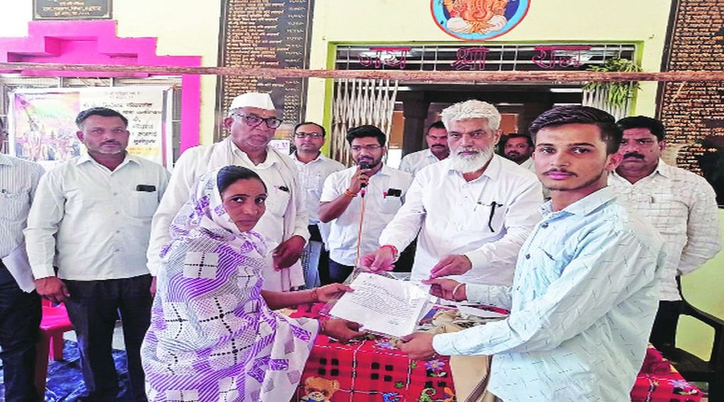 (मालेगाव तालुक्यात अपघातात मृत्यू झालेल्या शेतकऱ्यांच्या वारसांच्या खात्यात रुपये दोन लाख जमा केल्याचे प्रमाणपत्र देताना कृषिमंत्री दादा भुसे. )