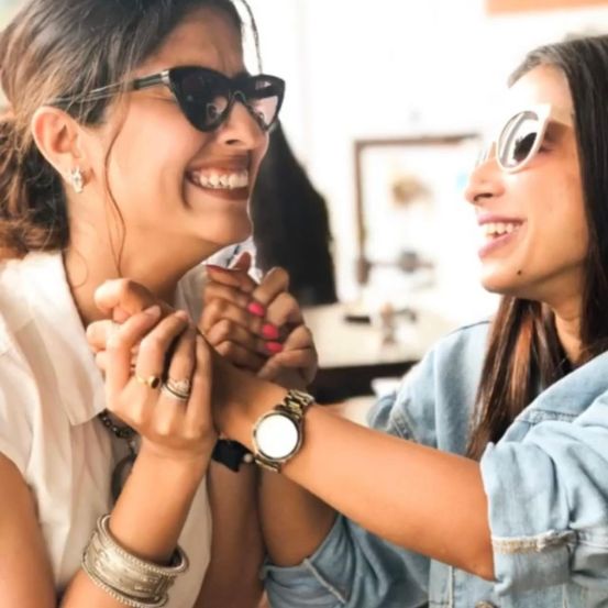 यात तिने तिचे आणि अभिज्ञाचे काही खास फोटो शेअर केले आहेत. त्यासोबत तिने त्याला हटके कॅप्शनही दिले आहे.