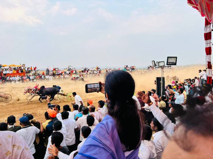 यावेळी बैलगाडा शर्यतीत सहभागी झालेल्या स्पर्धकांना त्यांनी प्रोत्साहन देखील दिले.