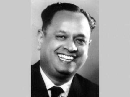 हंप्राठातर्फे प्रा. वसंत कानेटकर यांच्या आठवणींना उजाळा; महाविद्यालयाचे शतकमहोत्सवात पदार्पण हंप्राठातर्फे प्रा. वसंत कानेटकर यांच्या आठवणींना उजाळा; महाविद्यालयाचे शतकमहोत्सवात पदार्पण