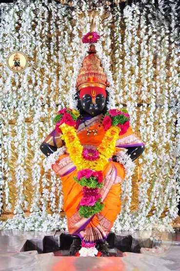 आज (१ मार्च) महाशिवरात्रीनिमित्त भाविक मंदिरात गर्दी करताना दिसत आहेत.
