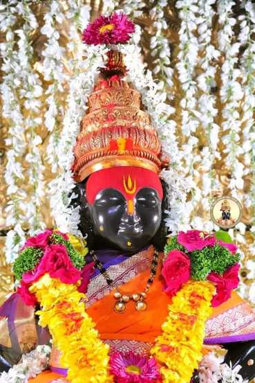 देशभरात ठिकठिकाणी मंदिरांना विद्युत रोषणाई आणि आकर्षक फुलांनी सजावट करण्यात आली आहे.
