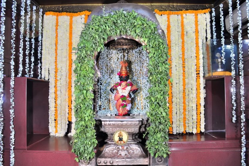 श्री विठ्ठल आणि रुक्मिणी मातेच्या गाभाऱ्यास आणि मंदिरात बेलाच्या पानांसोबत झेंडू, शेवंती, मोगरा या फुलांच्या रंगसंगतीचा वापर करून आकर्षक सजावट करण्यात आली आहे.