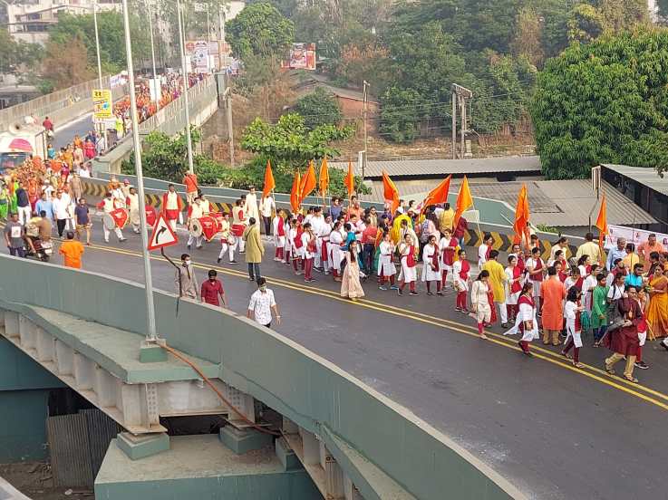 करोना महासाथीमुळे दोन वर्षाच्या खंडानंतर श्री गणेश मंदिर संस्थानतर्फे आयोजित नववर्ष पालखी सोहळ्यात डोंबिवलीतील उत्सवप्रिय रहिवासी आनंदोत्सवाने सहभागी झाले होते.