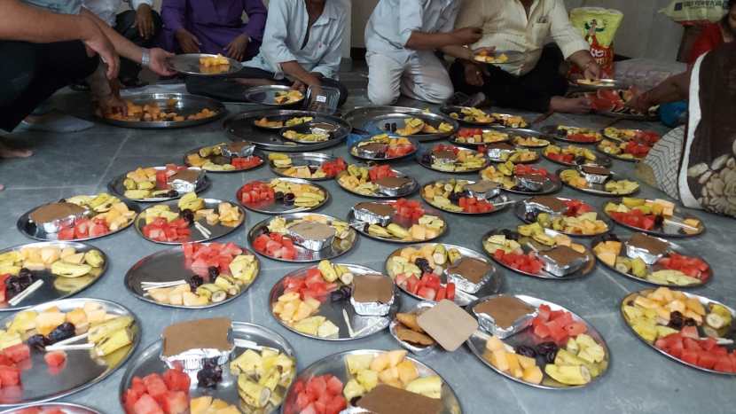 पण पुण्यात राष्ट्रवादी काँग्रेसकडून हनुमान जयंतीच्या प्रसादाने मुस्लिम समुदायाकडून आजचा रोजा सोडण्यात आला आहे.