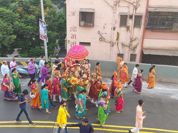 टाळेबंदीमुळे दोन वर्षाचा रहिवाशांच्या मनात  दबलेला उत्साह रस्त्यावर पालखी सोहळ्यात ओसंडून वाहत होता. शासनाने निर्बंधमुक्त महाराष्ट्राची घोषणा केल्यानंतर तर उत्साहाला भरते आले आणि बालगोपाळ, तरूण, ज्येष्ठ, वृध्द, दिव्यांगांनी पालखी सोहळ्यात हर्षोल्होसित सहभागी होऊन करोनाचे आसमंतात दाटलेले मळभ आणि लाटेचे इशारे दूर सारले.