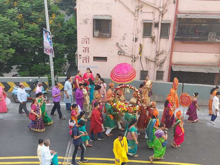 मागील दोन वर्ष दिवाळी, नववर्ष स्वागत यात्रेनिमित्त गर्दी नसल्याने दुर्मुखलेला फडके रोड शनिवारी गर्दी, आनंदाने ओसंडून वाहत होता.