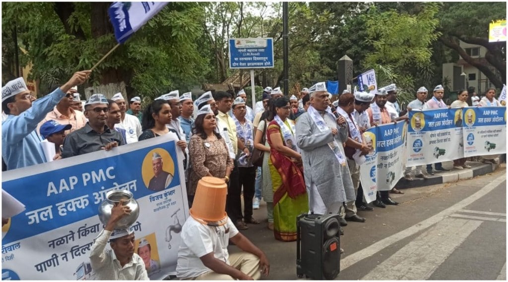 पुण्यातील पाणी टंचाई आणि टँकर माफियांविरोधात ‘आप’ आक्रमक; बालगंधर्व रंगमंदिर चौकात केले आंदोलन पुण्यातील पाणी टंचाई आणि टँकर माफियांविरोधात ‘आप’ आक्रमक; बालगंधर्व रंगमंदिर चौकात केले आंदोलन