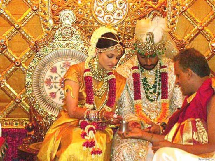ऐश्वर्या रायने लग्नात सोनेरी आणि पिवळ्या रंगाची कॉम्बिनेशन साडी परिधान केली होती. त्यावेळी ऐश्वर्याशी संबंधित एका सूत्राने सांगितले होते की, अभिनेत्रीने लाल रंगाचे कोणतेही कपडे घालण्याचा विचार केला नव्हता. ऐश्वर्या रायच्या वेडिंग आउटफिटमध्ये लाल रंग नव्हता. ऐश्वर्याच्या गोल्डन साडीची किंमत ७५ लाख रुपये होती. (फोटो: indian express)