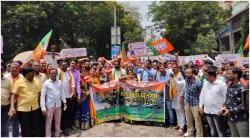 पाणी टंचाईविरोधात भाजपाचा महापालिकेवर मोर्चा; दिवावासियांनी मडकी फोडून व्यक्त केला संताप