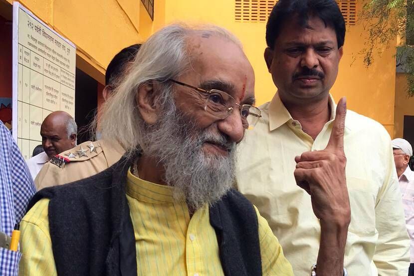 पुस्तकातून हे वाक्य काढत का नाही? अशीही विचारणा त्यांनी केली आहे.