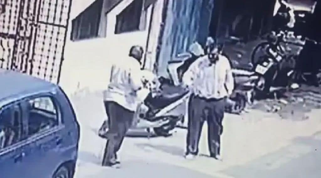 VIDEO:…अन् व्यावसायिकाने मुलाला बिल्डिंगखालीच जिवंत जाळलं; जळालेल्या अवस्थेत मुलगा रस्त्यावर धावत होता; सीसीटीव्ही व्हायरल