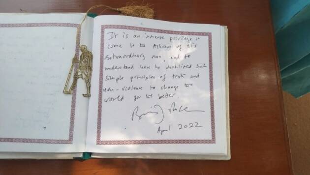साबरमती आश्रमाच्या अभ्यागत पुस्तकेत संदेश लिहिताना बोरिस जॉन्सन यांनी महात्मा गांधींना आदरांजली वाहिली आहे.