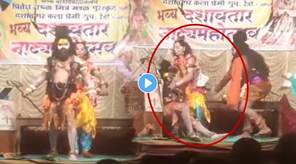 VIDEO: ‘दशातवतारा’चा प्रयोग सुरु असतानाच हार्ट अटॅक; तोल जात असतानाही म्हटला संवाद, त्यानंतर अखेर कोसळला अन्…