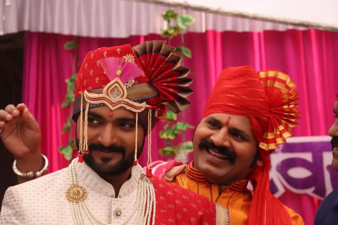 तर डॉ अजितकुमार देव यानेही छान सूट बूट घातल्याचे पाहायला मिळत आहे.