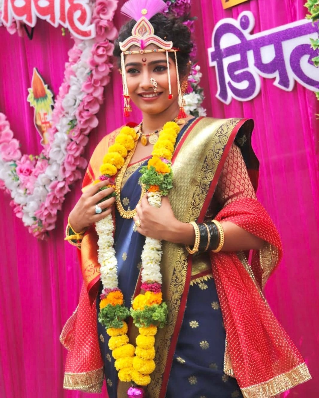 या फोटोत डिंपल ही छान नटून थटून नववधूच्या वेशात दिसत आहे.