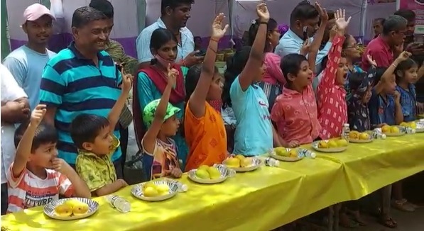 आंबे खा या स्पर्धेत सहभागी झालेल्या मुलांचा उत्साह पाहून मोठ्यांनाही त्यांचे लहानपण आठवले