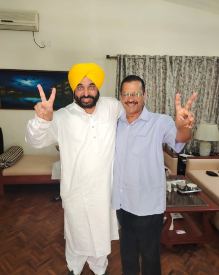 दिल्लीमधील सलग दोन विधानसभा निवडणुकीतील यशानंतर पंजाबच्या रुपाने पहिल्यांदाच एका मोठ्या राज्यात आम आदमी पार्टीने सत्ता मिळवली