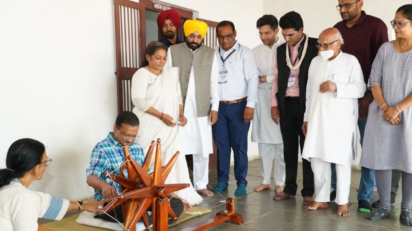 मुख्यमंत्री केजरीवाल आणि भगवंत मान यांनी साबरमती आश्रमाला दिली भेट