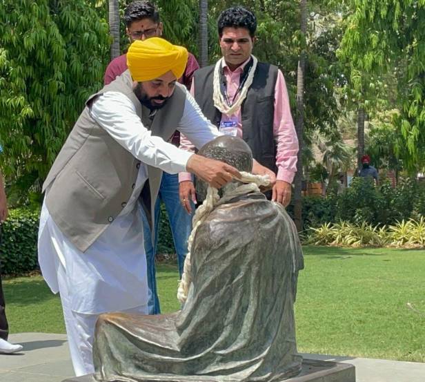२०१७ च्या विधानसभा निवडणुकीत 'आप'ने १८२ पैकी फक्त ३० जागांवर निवडणुक लढवली होती, दोन जागा वगळात सर्व ठिकाणी अनामत रक्क्म जप्त झाली होती