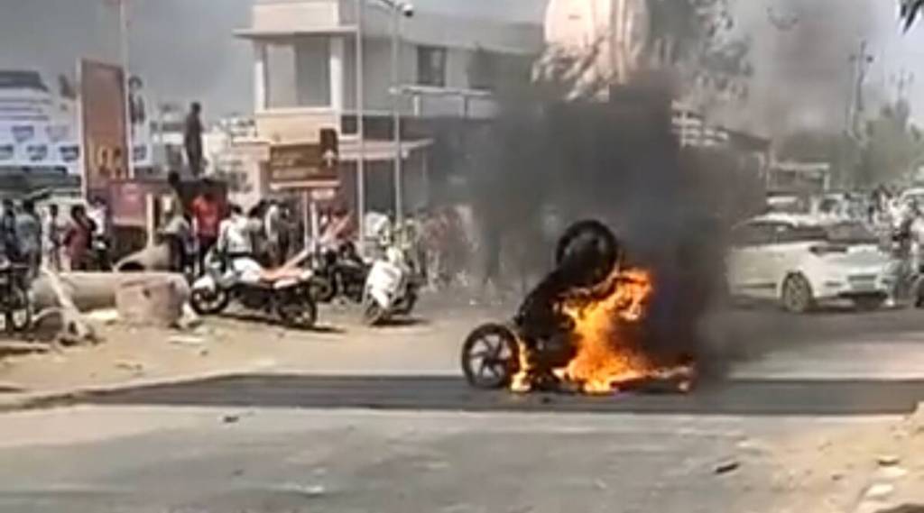 गुजरातमध्ये रामनवमीच्या कार्यक्रमात तणाव ; दोन गटांत दगडफेक; दुकाने, गाडय़ांची मोडतोड, जाळपोळ