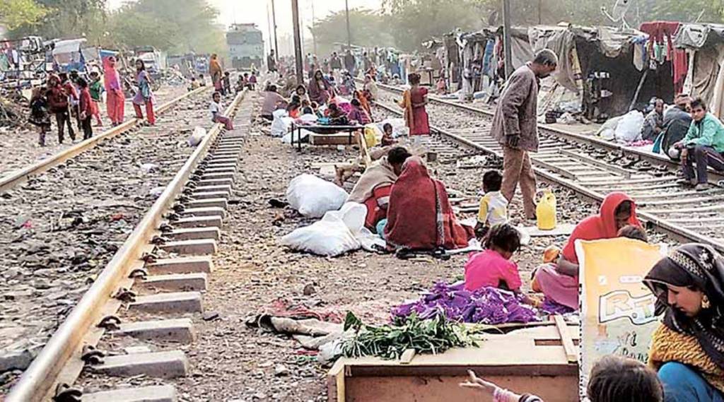 रेल्वे मार्गालगतच्या झोपडपट्टीवासीयांचे पुनर्वसन करा; पुनर्वसनमंत्र्यांकडे मागणी