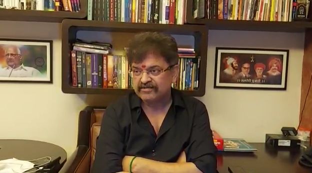 “राज ठाकरे यांनी मुंब्र्याबद्दल कारण नसताना जातीयवादी विधान केले. माझं राज यांना जाहीर आव्हान आहे की, त्यांनी माझ्यासोबत मुंब्र्यातील कोणत्याही मदरशात यावे. दाढीचा वस्तरा जरी सापडला तरी राजकारण सोडून देईन,” असं जाहीर आव्हानच जितेंद्र आव्हाड यांनी यावेळी दिलं. “मुंब्र्यात काही शतकं हिंदू-मुसलमान प्रेमाने राहतात. मुंब्र्याला बदनाम करू नका,” असं ही यावेळी आव्हाड म्हणाले.