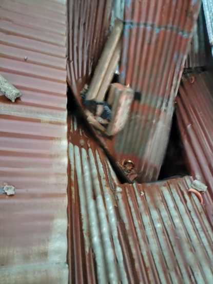 वादळी वारा व पावसाच्या तडाख्यासमोर घरावरील पत्रे तग धरू शकली नाहीत.